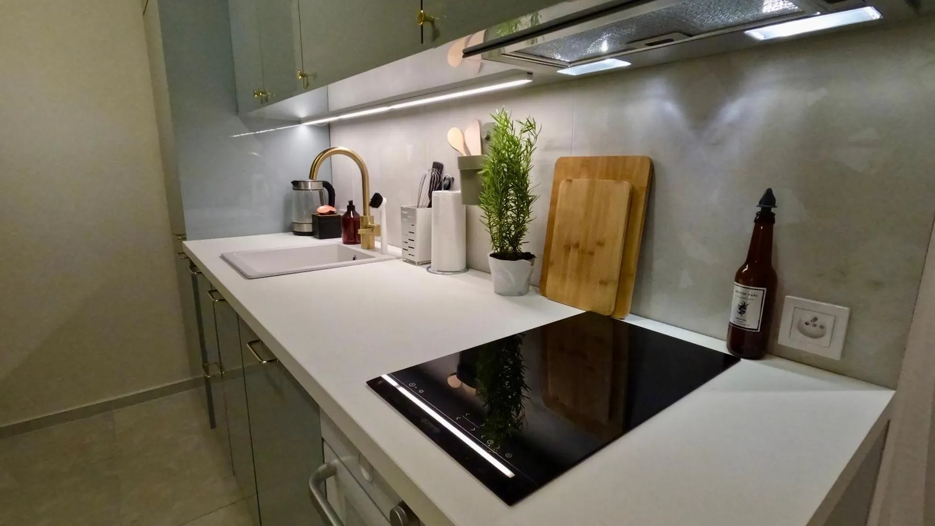 Urban Retreat I Modern Boho Apartments In Lovely Letna District - 10 Minutes From Old Town Prague