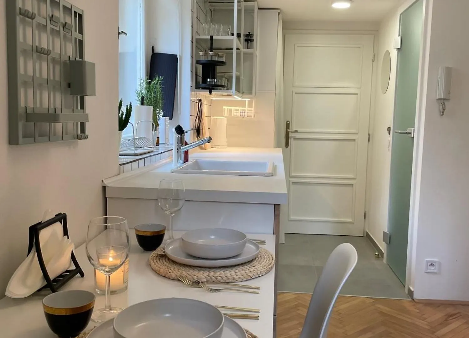 Urban Retreat I Modern Boho Apartments In Lovely Letna District - 10 Minutes From Old Town Prague